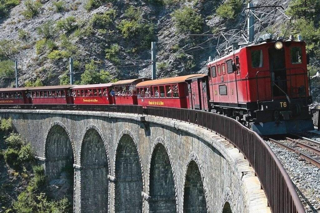 Gite Au Printemps Japonais, Petit Train De La Mure, Parc Des Ecrins Pierre-Chatel ภายนอก รูปภาพ