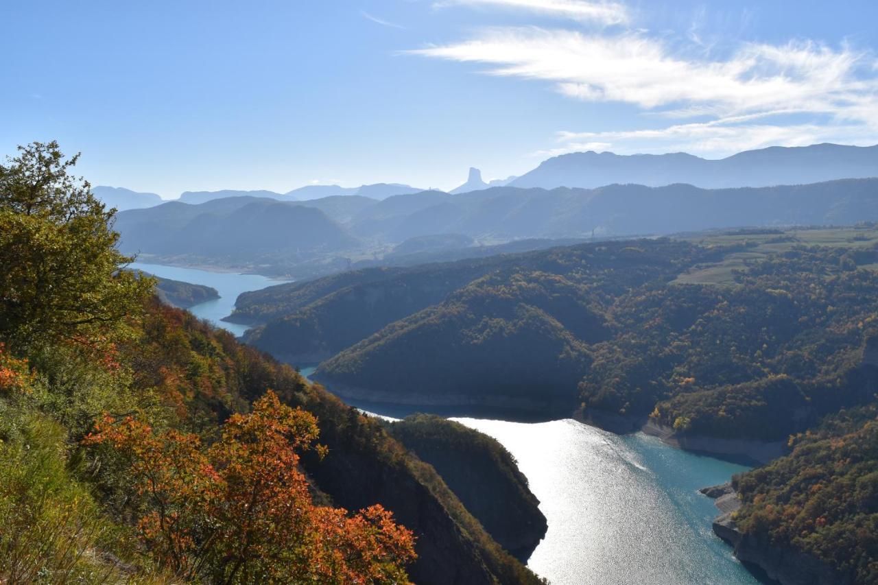 Gite Au Printemps Japonais, Petit Train De La Mure, Parc Des Ecrins Pierre-Chatel ภายนอก รูปภาพ