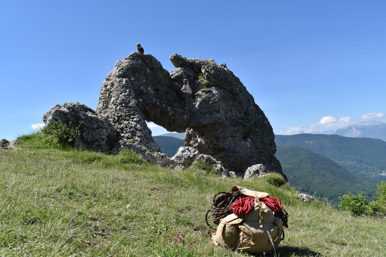 Gite Au Printemps Japonais, Petit Train De La Mure, Parc Des Ecrins Pierre-Chatel ภายนอก รูปภาพ
